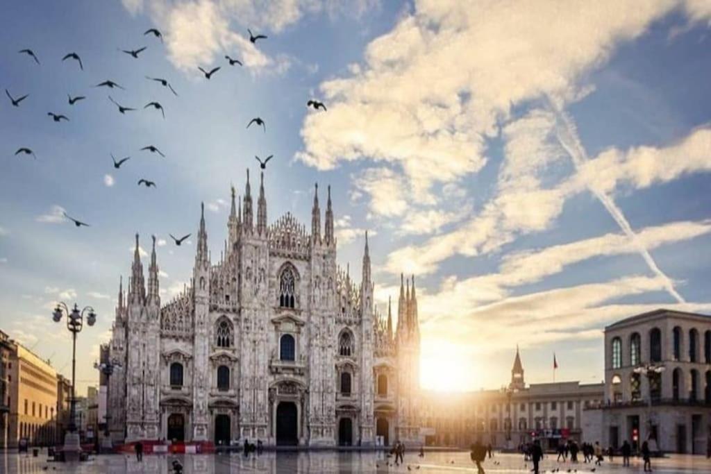 Ad Un Passo Dal Duomo Elegante Appartamento Wifi Milan Extérieur photo